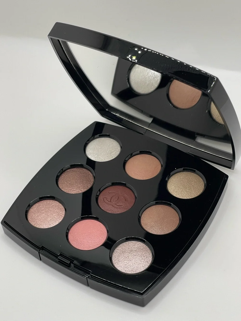 CHANEL - Les 9 Ombres “ 587 The New Smoky”
